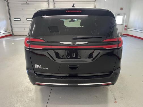 Diamond Black Crystal Pearlcoat 2025 Chrysler Pacifica L