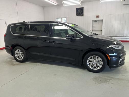 Diamond Black Crystal Pearlcoat 2025 Chrysler Pacifica L