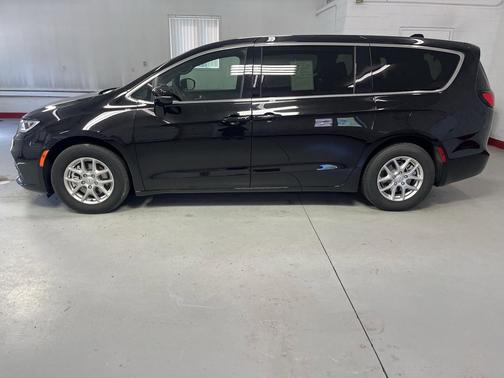 Diamond Black Crystal Pearlcoat 2025 Chrysler Pacifica L