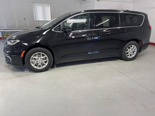 Diamond Black Crystal Pearlcoat 2025 Chrysler Pacifica L