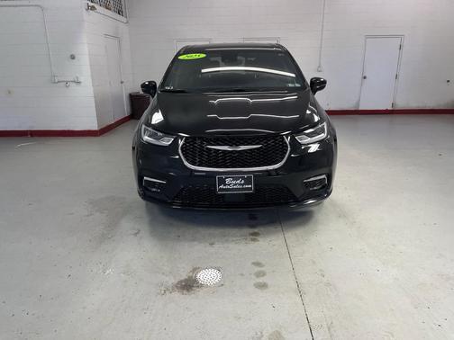 Diamond Black Crystal Pearlcoat 2025 Chrysler Pacifica L