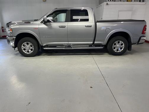 Billet Silver Metallic Clearcoat 2022 RAM 2500 Laramie Crew Cab 4x4 6'4' Box