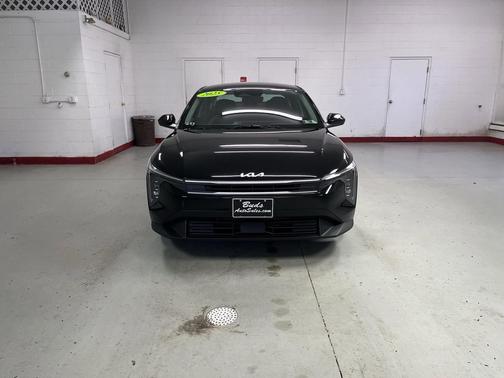 Aurora Black Pearl 2025 Kia K4 LXS