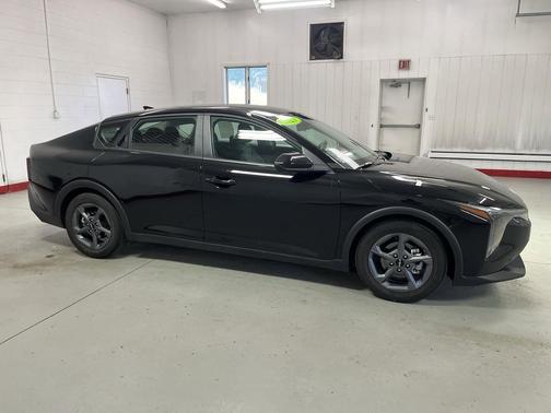 Aurora Black Pearl 2025 Kia K4 LXS