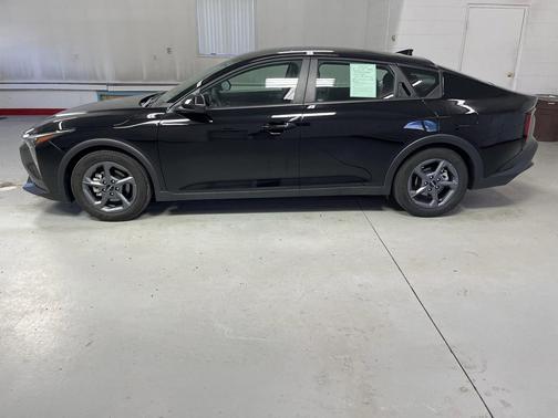Aurora Black Pearl 2025 Kia K4 LXS