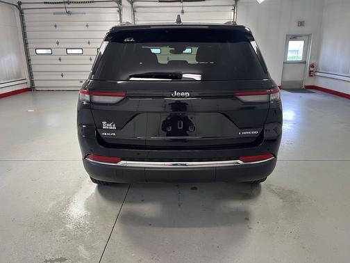 Diamond Black Crystal Pearlcoat 2023 Jeep Grand Cherokee Laredo