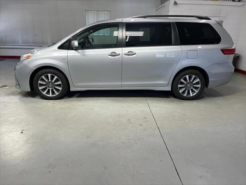 2020 Toyota Sienna XLE