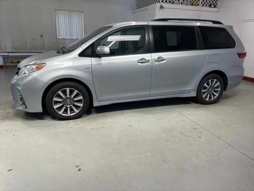 2020 Toyota Sienna XLE