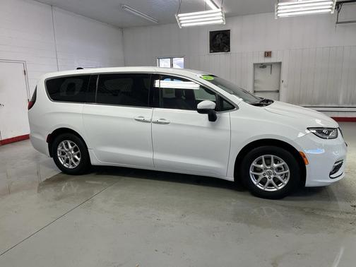 2023 Chrysler Pacifica Touring