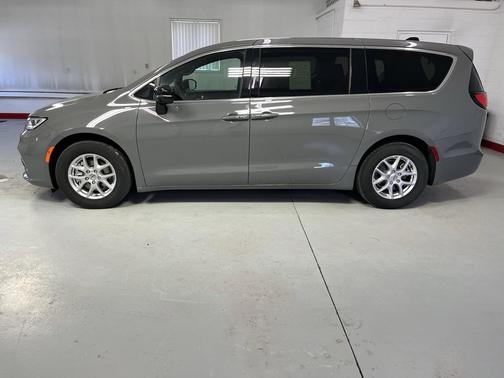 Ceramic Gray Clearcoat 2025 Chrysler Pacifica L