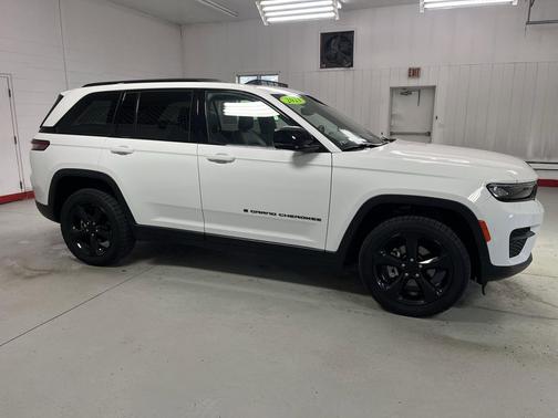 Bright White Clearcoat 2023 Jeep Grand Cherokee Altitude