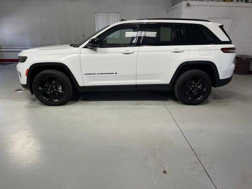 Bright White Clearcoat 2023 Jeep Grand Cherokee Altitude