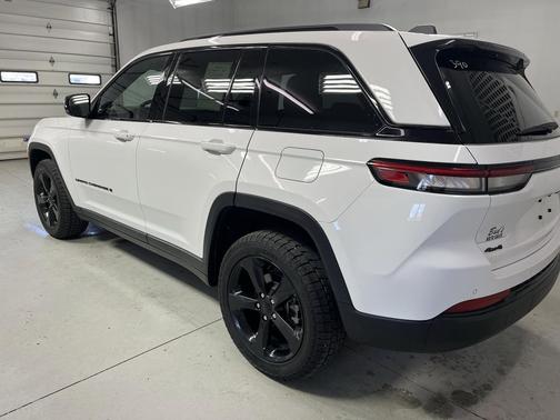 Bright White Clearcoat 2023 Jeep Grand Cherokee Altitude