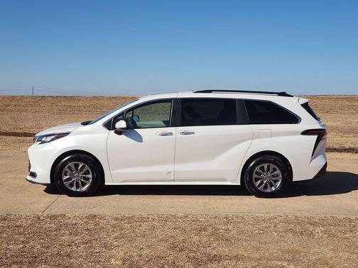 2023 Toyota Sienna XLE