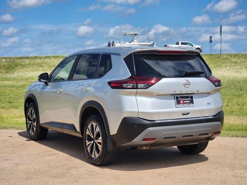 Brilliant Silver Metallic 2023 Nissan Rogue SV