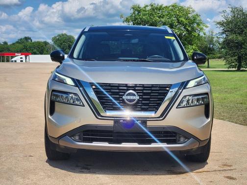 Champagne Silver Metallic/Super Black 2022 Nissan Rogue SL