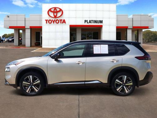Champagne Silver Metallic/Super Black 2022 Nissan Rogue SL