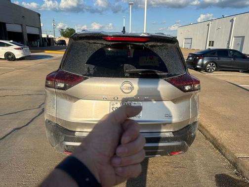 Champagne Silver Metallic/Super Black 2022 Nissan Rogue SL