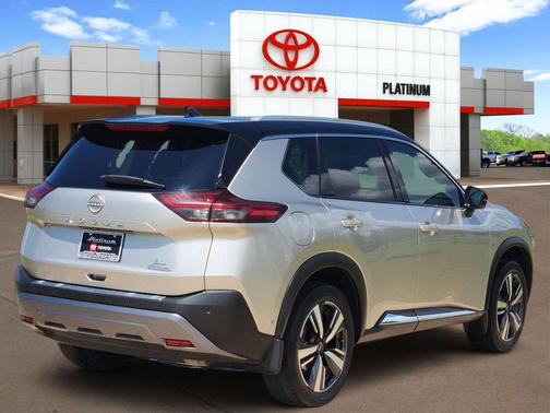 Champagne Silver Metallic/Super Black 2022 Nissan Rogue SL