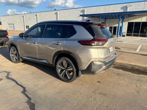 Champagne Silver Metallic/Super Black 2022 Nissan Rogue SL