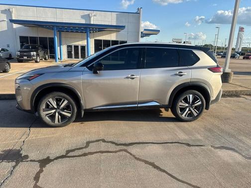 Champagne Silver Metallic/Super Black 2022 Nissan Rogue SL
