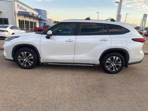Wind Chill Pearl 2023 Toyota Highlander XLE