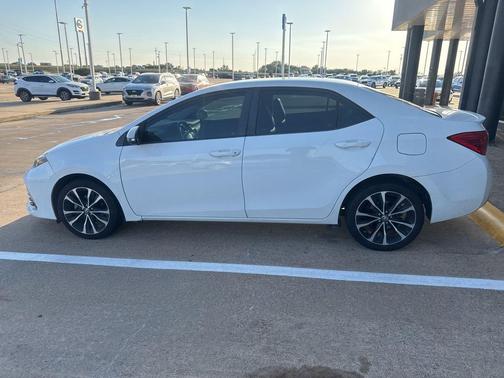 Super White 2018 Toyota Corolla SE