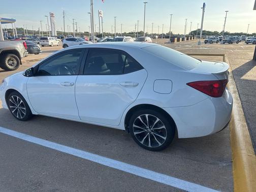 Super White 2018 Toyota Corolla SE
