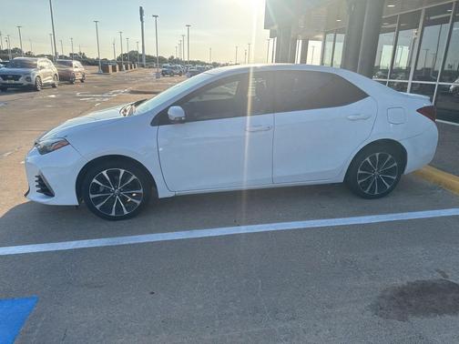Super White 2018 Toyota Corolla SE