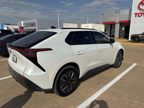 Wind Chill Pearl 2026 Toyota bZ XLE