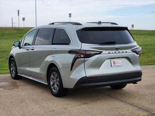 2024 Toyota Sienna XLE 8 Passenger