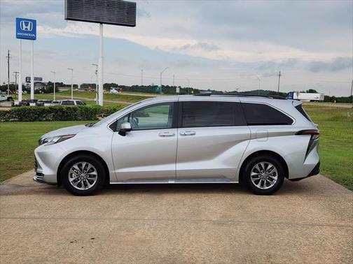 2024 Toyota Sienna XLE 8 Passenger