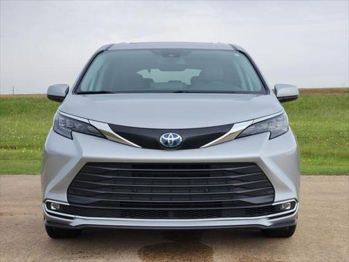 2024 Toyota Sienna XLE 8 Passenger