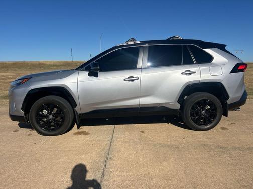 2022 Toyota RAV4 Hybrid SE