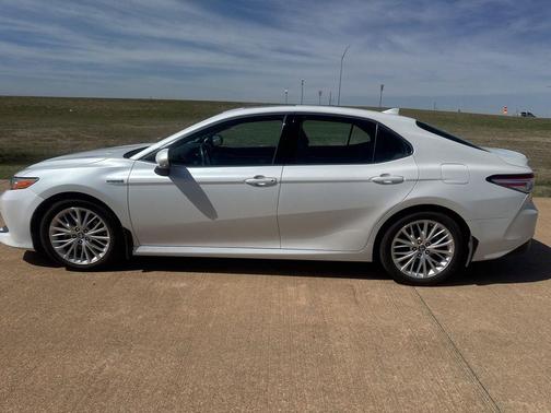 Wind Chill Pearl 2018 Toyota Camry Hybrid XLE