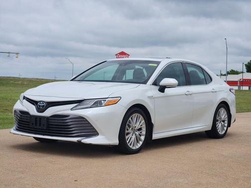 Wind Chill Pearl 2018 Toyota Camry Hybrid XLE
