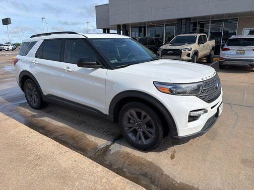 Star White Metallic Tri-Coat 2022 Ford Explorer XLT