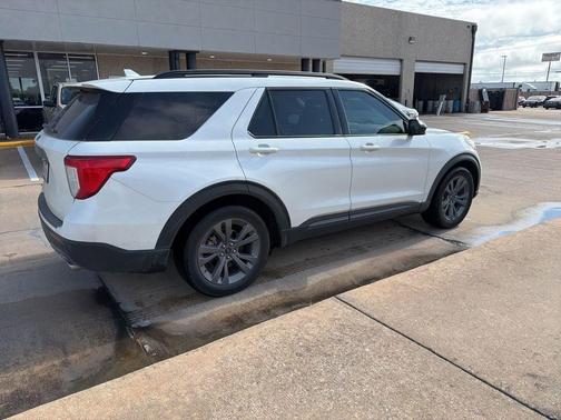 Star White Metallic Tri-Coat 2022 Ford Explorer XLT