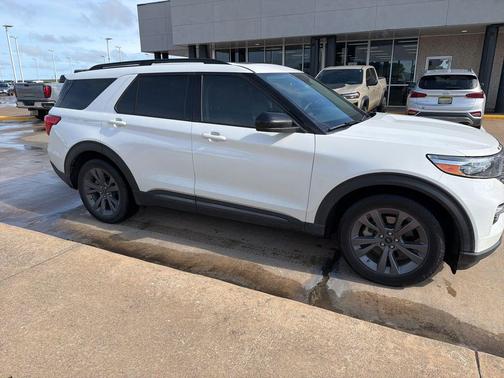 Star White Metallic Tri-Coat 2022 Ford Explorer XLT