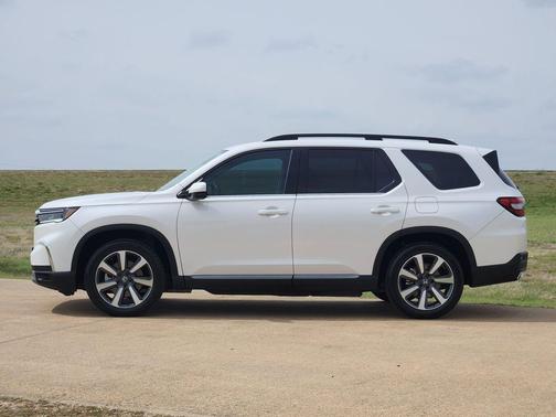 Platinum White Pearl 2023 Honda Pilot Touring 8-Passenger