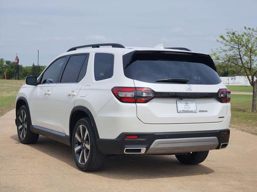 Platinum White Pearl 2023 Honda Pilot Touring 8-Passenger
