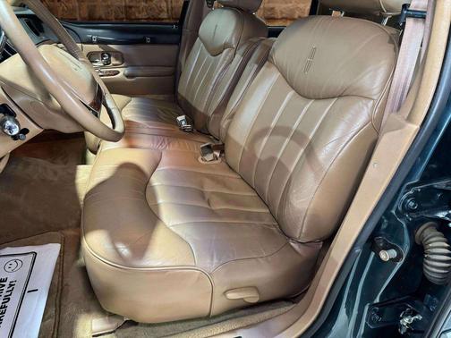 GREEN 1996 Lincoln Town Car Executive