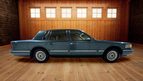 GREEN 1996 Lincoln Town Car Executive