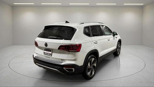 Pure White 2024 Volkswagen Taos 1.5T SE