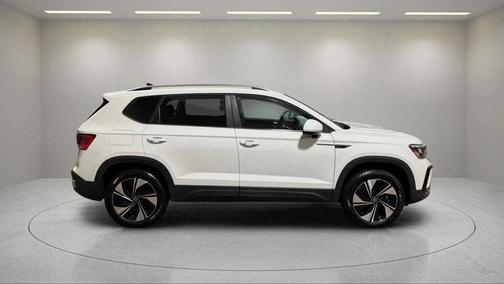 Pure White 2024 Volkswagen Taos 1.5T SE