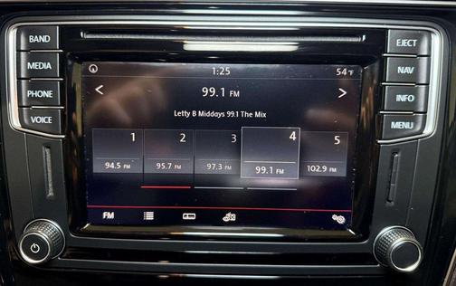 2017 Volkswagen Passat 1.8T SE w/Technology