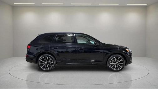 2022 Audi Q7 55 Premium Plus