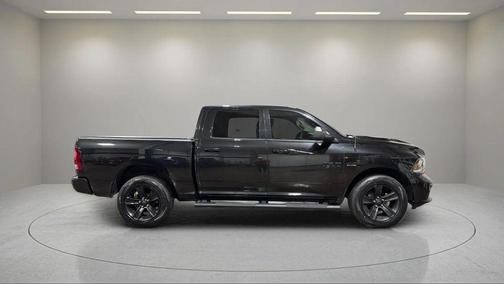 Brilliant Black Crystal Pearlcoat 2017 RAM 1500 Sport