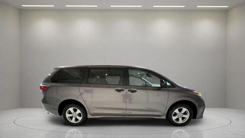 2020 Toyota Sienna SE