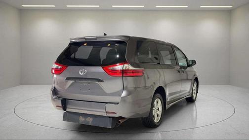 2020 Toyota Sienna SE